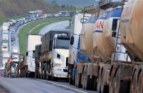 Após reunião com governo, caminhoneiros descartam greve