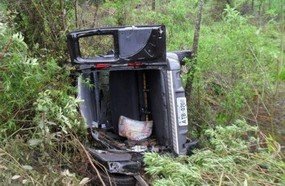 Veículo com dançarinos de Videira cai em ribanceira