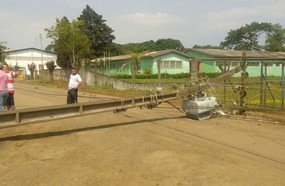 Carreta enrosca na rede elétrica e derruba postes na Vila Remor