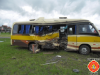 Motorista é arremessado de micro-ônibus após colisão no trevão