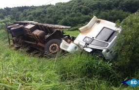Caminhão carregado com barras de ferro e alumínio tomba em Capinzal