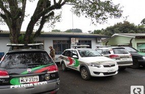 Homem é contido com arma de choque após ameaçar matar o pai