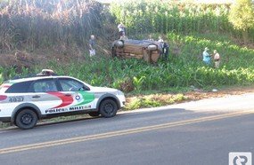 Capotamento deixa casal ferido em Joaçaba