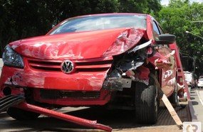 Motorista abandona veículo após colidir em poste na Caetano Branco
