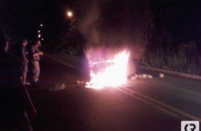 Protesto: moradores da Vila Rica queimam sofá na rua para cobrar lombada
