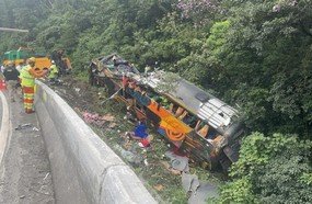 Acidente com ônibus de turismo deixa 19 mortos no Paraná