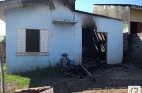 Família tem casa incendiada no bairro Armindo Haro