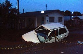 Veículo cai em buraco aberto para conserto na rede de água