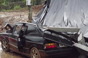 Muro desaba em cima de dois veículos