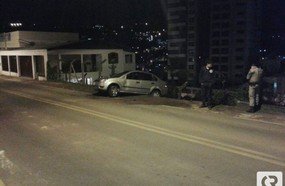 Motorista foge após arremessar Fiesta para fora da pista