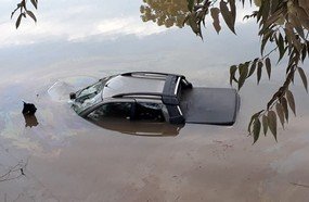Caminhonete cai em represa após sair da pista na SC-155