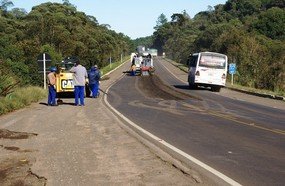 Tapa buracos na BR-153 em Irani