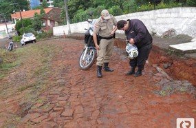 Motociclista se machuca ao cair em buraco da Prefeitura