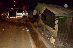 Jovem embriagado atinge residência em Herval d´Oeste