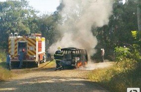Kombi é destruída por incêndio no interior de Luzerna