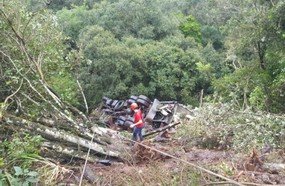 Motorista morre ao despencar em ribanceira na Curva da Santa