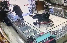 Cadeirante mudo tenta assaltar relojoaria com arma nos pés