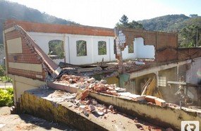 Garagem da Prefeitura está sendo demolida para construção do Fórum