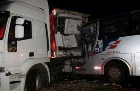 Motorista da Reunidas morre em colisão com carreta na BR-470