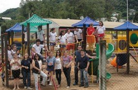 Vereadores mirins visitam parquinho que pediram reforma
