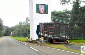 Caminhão atinge portal de acesso a Peritiba