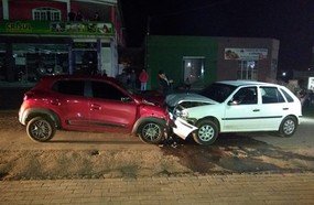 Dois feridos em colisão frontal no centro de Monte Carlo