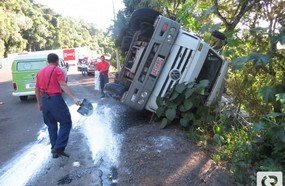 Caminhão sem freio tomba no Acesso Adolfo Ziguelli