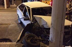 Motorista fica ferido ao colidir em poste no centro de Joaçaba
