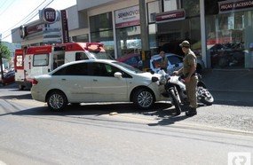 Acidente entre carro e moto na Avenida Santa Terezinha