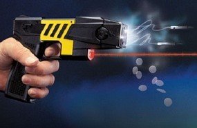 PM utiliza equipamento eletrônico para conter agressor em Herval