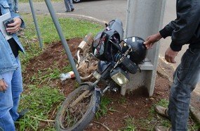 Jovens embriagados ficam feridos após bater motocicleta em poste