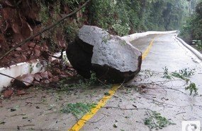 Pedra enorme cai na Rua Augusto Arbugeri, em Joaçaba
