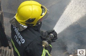 Incêndio atinge galpão de madeiras no interior de Luzerna