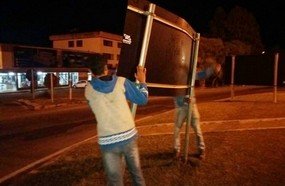 PM faz dupla consertar placa após ato de vandalismo na BR-282