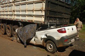 Motorista morre ao entrar com veículo embaixo de caminhão