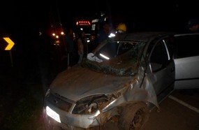 Veículo com três pessoas capota na BR-282 em Joaçaba
