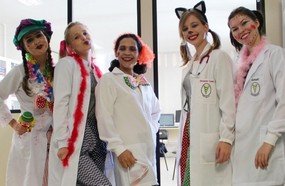 Alunos da Unoesc praticam solidariedade e levam alegria ao HUST
