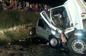 Jovem morre em colisão entre caminhão e caminhonete na BR-282
