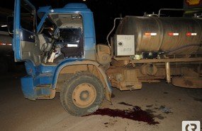 Motociclista fica gravemente ferido após colidir em caminhão