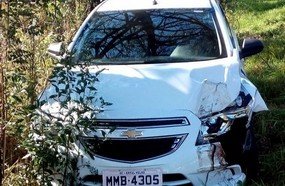 Veículo é atingido na BR-282 ao sair de estrada vicinal