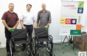 Duas cadeiras de rodas são adquiridas com lacres de alumínio
