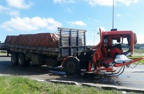 Colisão entre caminhões deixa dois feridos no trevão de Irani
