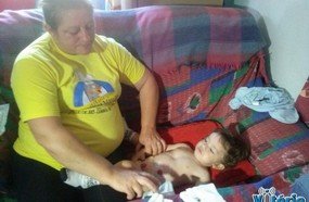 Menino de Tangará convive com dois orifícios na barriga e precisa de ajuda