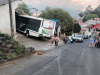 Crianças ficam feridas após ônibus escolar colidir em barracão