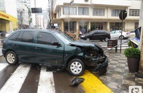 Batida no centro: veículo foi arremessado sobre a calçada