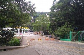 Rua em frente ao Parque Central permanece interditada