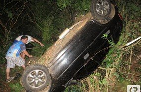 Motorista despenca com veículo em barranco em Lacerdópolis