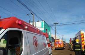 Homem fica inconsciente após sofrer descarga elétrica em telhado