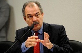 Governo desiste de aumentar em 2 anos curso de medicina