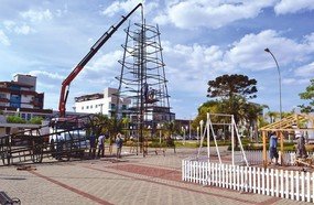 Decoração de Natal começa a ser montada em Campos Novos